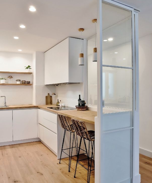 Nuestro partner <a href="/antaliacocinas/">antalia</a> nos propone convertir la encimera en una barra donde comer y desayunar, disfrutando del espacio buff.ly/42fKLrk