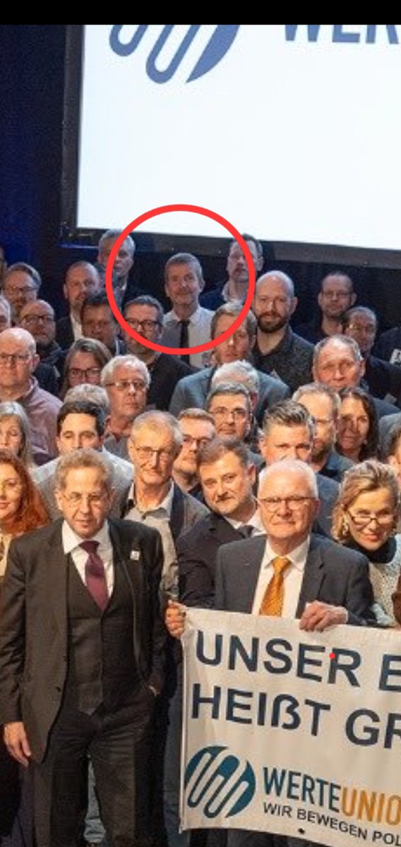 KlekampAndre's tweet photo. Wie bereits erwähnt: Der Vorsitzende des "BOB" in Osnabrück, Steffen Grüner, bei der "Werteunion".
Die Fraktion hat gestern im #osrat noch die Resolution gegen Rechts unterzeichnet, während sich der Chef genau an diesem rechten Rand hocharbeitet. Heuchler.
Quelle: H.G. Maaßen https://t.co/NPa0qU1Vlk