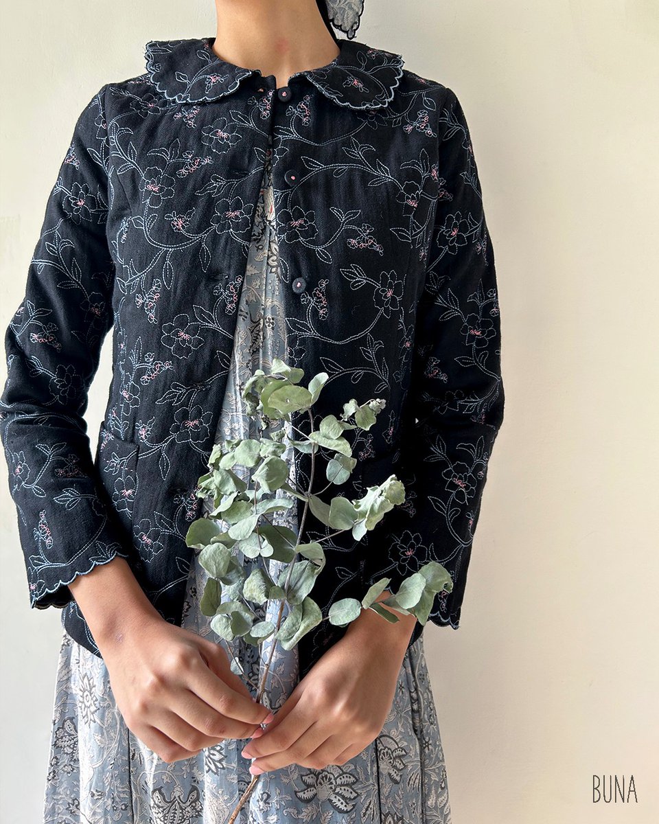 BunaStudio's tweet image. Layers that are made for each other 🤍 The Cocoon Quilted Jacket paired with the Indigo Pigments Scallop Dress.

bunastudio.com/products/cocoo…

#Buna #BunaStudio #lightnessofbeing #winterlayers #festivewinter