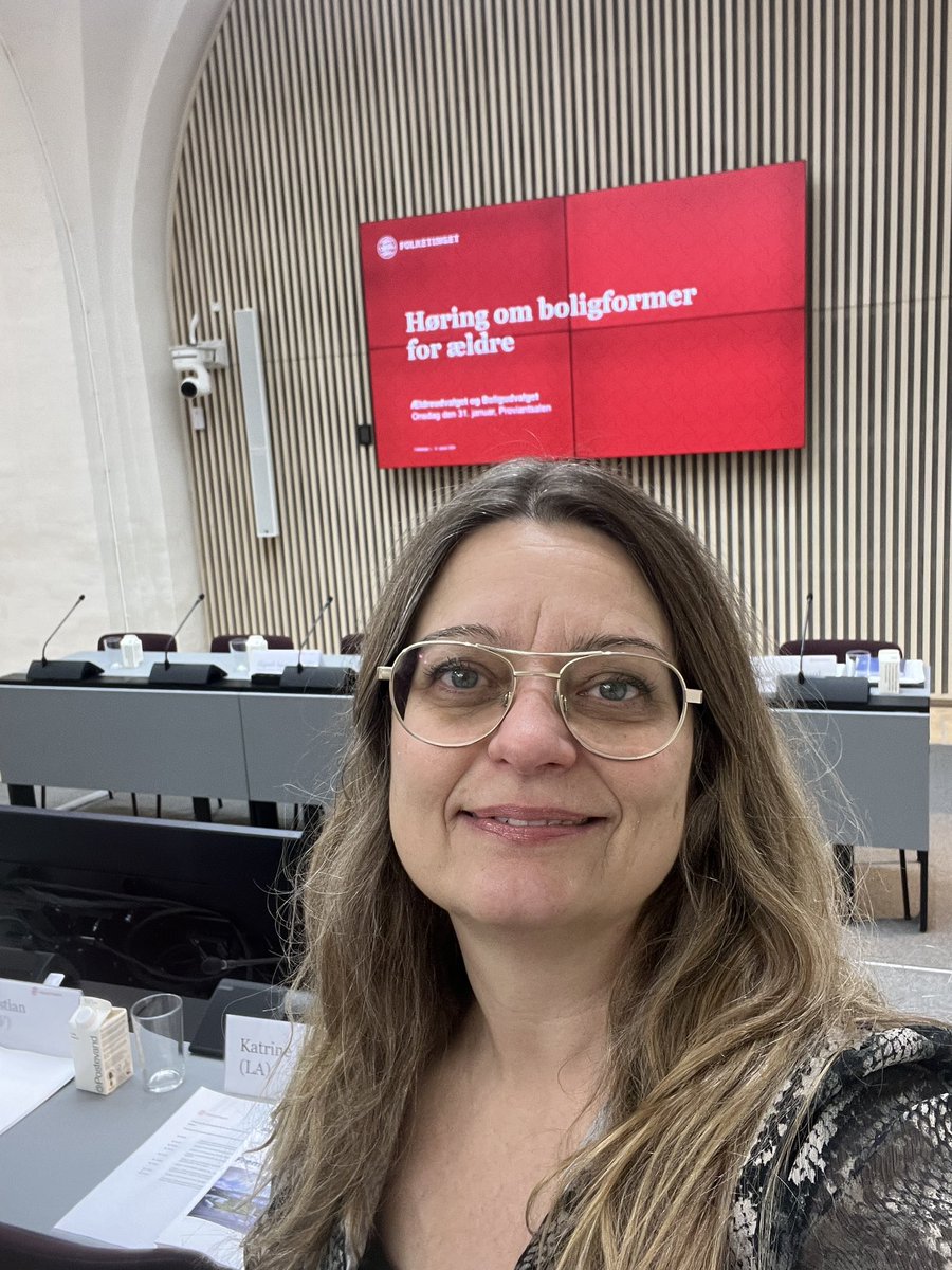 HelleJoench's tweet photo. HØRING OM BOLIGFORMER for ÆLDRE  - Vi står overfor en giga udfordring m flere ældre - også ifhlt. Boliger og boligvalg. 
Flere ældre bliver i deres parcelhuse - også når ældre og enlige = flaskehals ifhlt Famileboliger til unge par m børn. 
Der er brug for nye fleksible løsninger https://t.co/NOtvQ7neeB