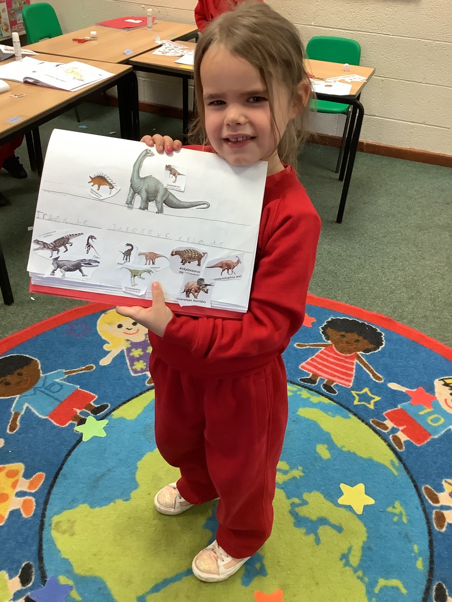 RougemontSchool's tweet image. Year 1 pupils have enjoyed looking at Dinosaurs this week and creating their very own Dinosaur timeline!
#RougemontReady
#ASchoolForLife