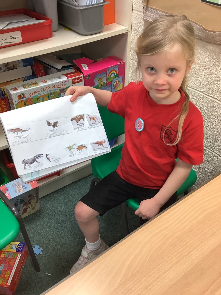 RougemontSchool's tweet image. Year 1 pupils have enjoyed looking at Dinosaurs this week and creating their very own Dinosaur timeline!
#RougemontReady
#ASchoolForLife