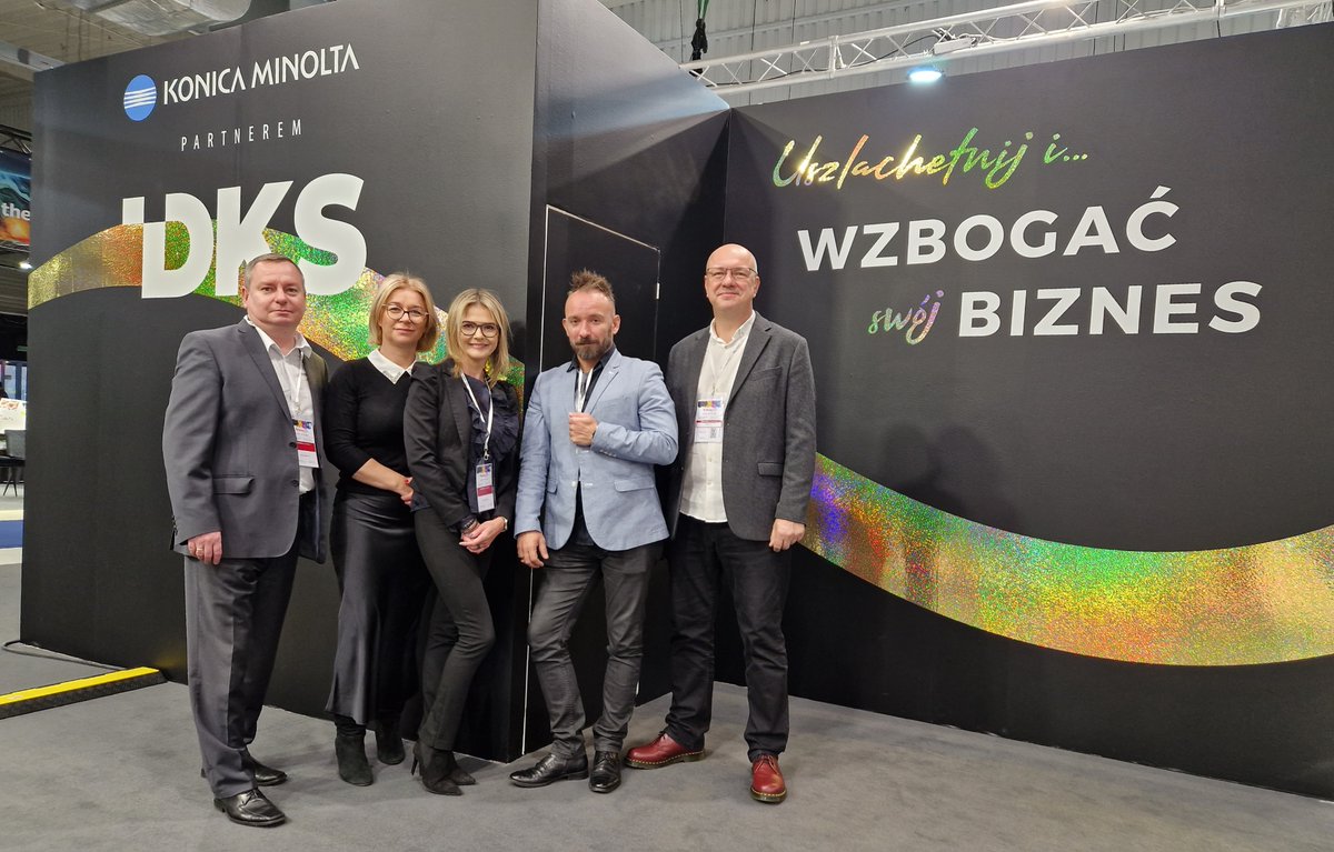 dks_pl's tweet photo. Drugi dzień targów w pełnym blasku uszlachetnień! 💪🌐 Nasz zespół gotów na nowe wyzwania i fascynujące rozmowy. Zapraszamy na stoisko F2.44, aby zanurzyć się w świat innowacyjnych rozwiązań poligraficznych. Do zobaczenia! 👋🖨️ #DKS #RemaDays2024 #NoweWyzwania https://t.co/yNCmZ63TtG
