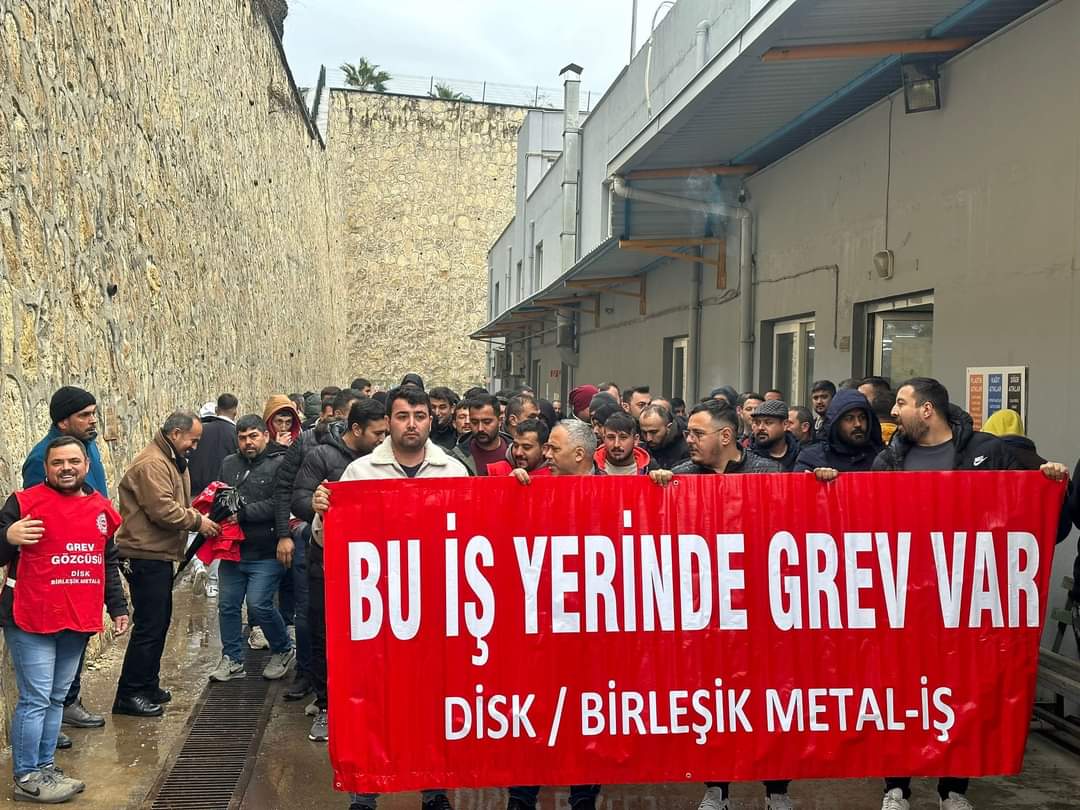 Mersin ve Düzce'de bulunan Erciyas Çelik Boru fabrikasında işçiler hakları için grevde! Birleşik Metal-İş'te örgütlü işçiler toplu iş sözleşme görüşmelerinin tıkanması üzerine greve çıktılar. ✊Erciyas işçilerinin grevi onurumuzdur! ✊Yaşasın grev yaşasın direniş! #Grev