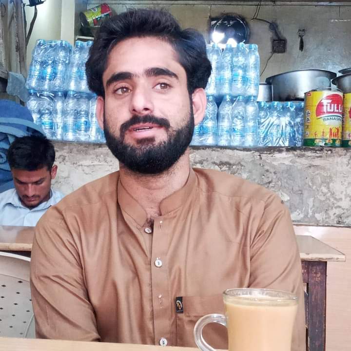 لسبیلہ یونیورسٹی کا اسٹوڈنٹ محبوب بلوچ کو آج سفر کے دوران پسنی بدوک کے چیک پوسٹ سے فورسز نے جبری طور پر بس سے اُتار کر لاپتہ کیا, یاد رہے محبوب بلوچ اور دیگر اسٹوڈنٹس چھٹی کے لئے گھر جارہے تھے۔اس وقت بدوک کے مقام احتجاجاً روڈ کو بلاک کیا گیا ہے۔

#ReleaseMehboobBaloch