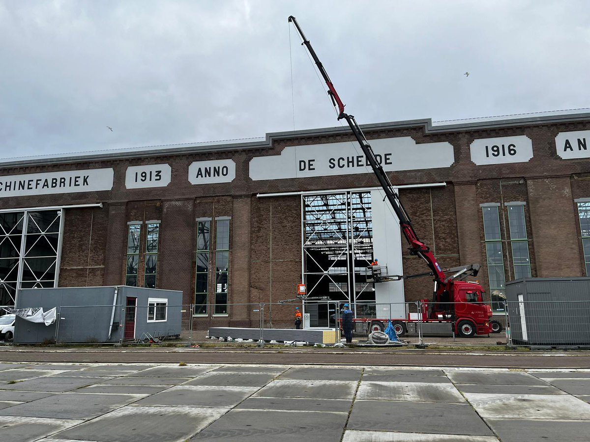 JoAnnesdeBat's tweet photo. Bezoek aan de machinefabriek in Vlissingen. Een pand met een grote geschiedenis en historische waarde.
Vanuit de regio deal North Seaport zijn middelen beschikbaar voor de ontwikkeling van (culturele) broedplaatsen.
#Zeeland #Vlissingen #machinefabriek #regiodeal https://t.co/d6BtsSx8cO