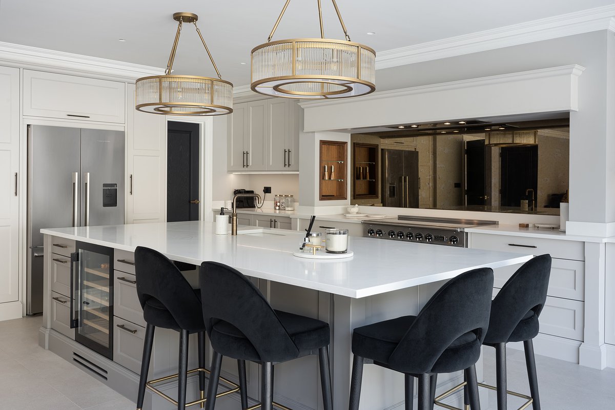 stonehamkitchen's tweet image. This #neutralkitchen utilises our Cudham range in a grey-white shade and greige tone on the island. The project has plenty of storage, the latest appliances and comfy seating where the owners can socialise and dine together. 

Find out more here - ow.ly/Rq2m50QvnAx