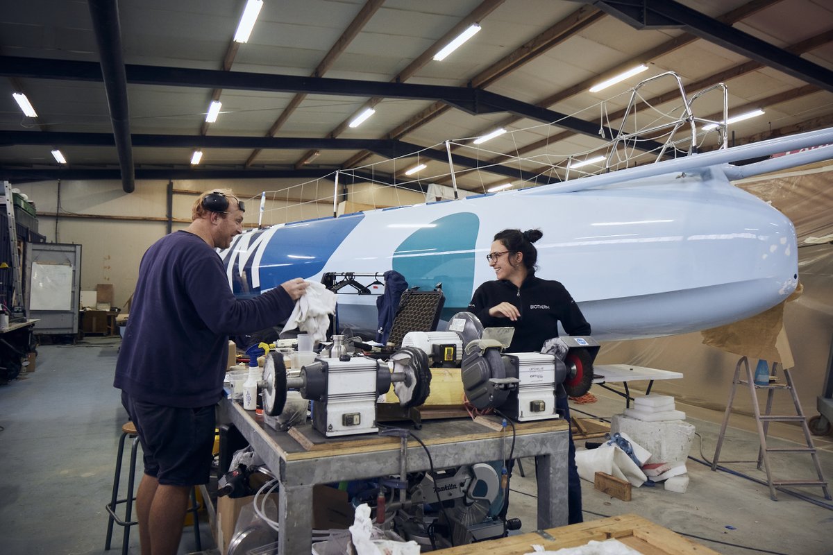 C’est l’heure du contrôle technique ! 🛠 Depuis un mois, le Biotherm Sailing Team au grand complet est à pied d’œuvre pour offrir une cure de jouvence au bateau, et s’assurer de son parfait état de marche pour attaquer 2024 pied au plancher ! 📸 A. Beaugé #BiothermSailingTeam