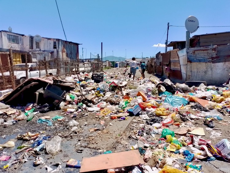 GroundUp_News's tweet photo. Garbage is piling up in Cape Town townships as extortion gangs drive out City contractors

https://t.co/HTstVeLGmP https://t.co/haNVxbq0Hm