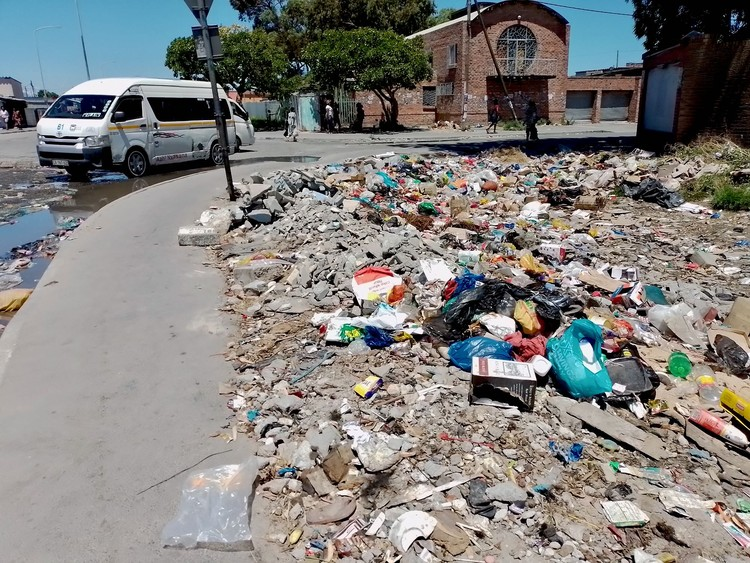 GroundUp_News's tweet photo. Garbage is piling up in Cape Town townships as extortion gangs drive out City contractors

https://t.co/HTstVeLGmP https://t.co/haNVxbq0Hm