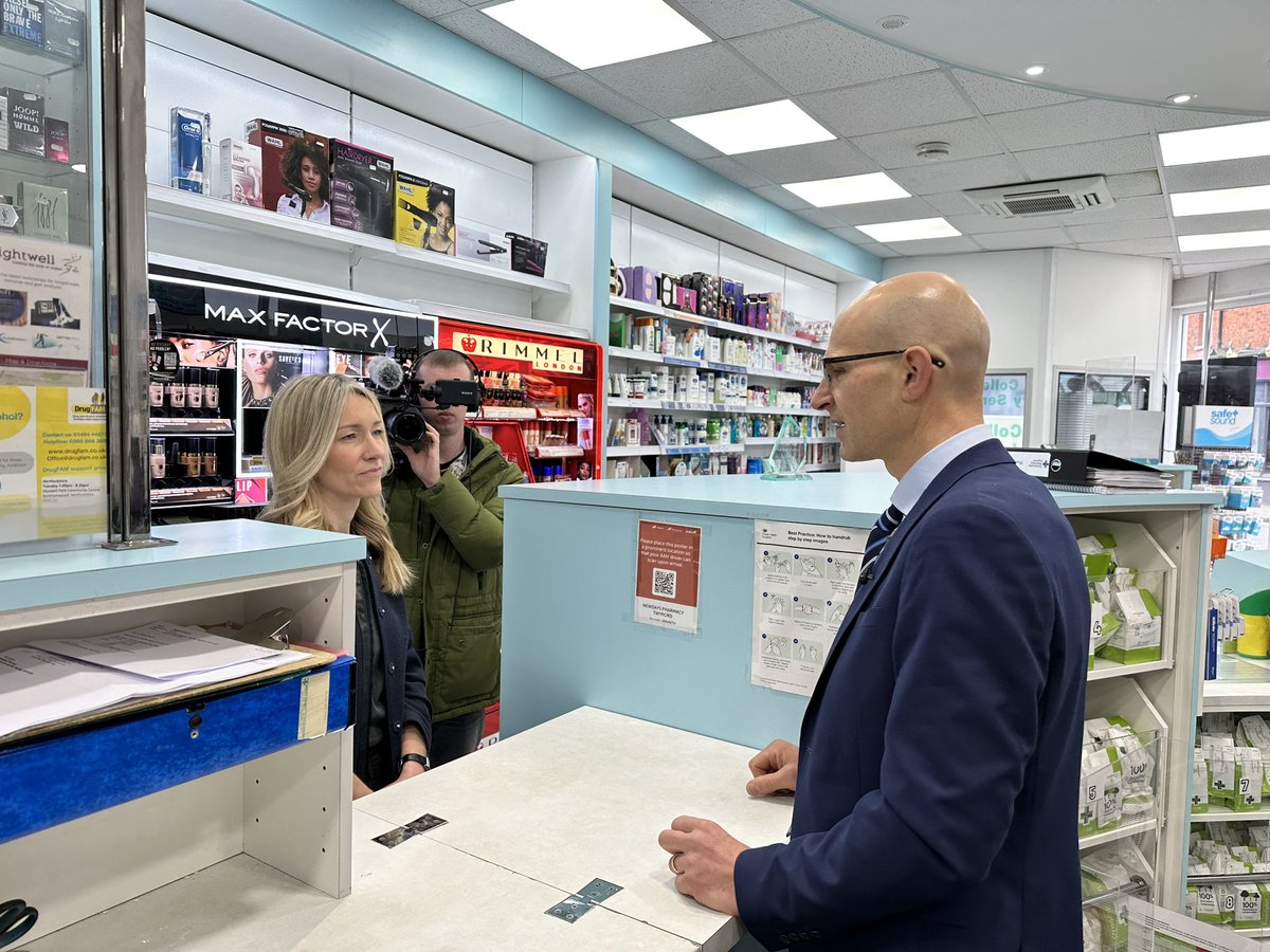 Great to welcome @BeccaBarry of @itvnews at Newdays Pharmacy in Berkshire to discuss the launch of the Pharmacy First service in England! 🌟 Stay tuned for updates on how this initiative will enhance community healthcare. @NPA1921 #PharmacyFirst #pharmacy