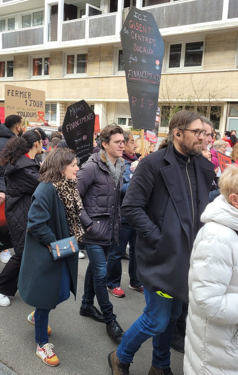 Soutien total aux #CentresSociaux ! Les élus Lille en commun étaient mobilisés aux côtés des près de 4000 manifestants! 🤝
A Lille: loyers pris en charge par la ville, plus de 6 millions d'euros de subventions annuelles, avec une augmentation de 5% en 2024.
#LilleSolidaire #Lille