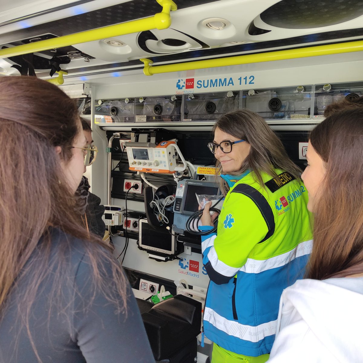 🚑 Profesionales del #SUMMA112 imparten talleres de atención al paciente traumático en emergencias a estudiantes de Medicina de @UAHes. ✅ También conocimiento de las técnicas y material de inmovilización. ✅ El objetivo es prepararles para actuar como primeros intervinientes.