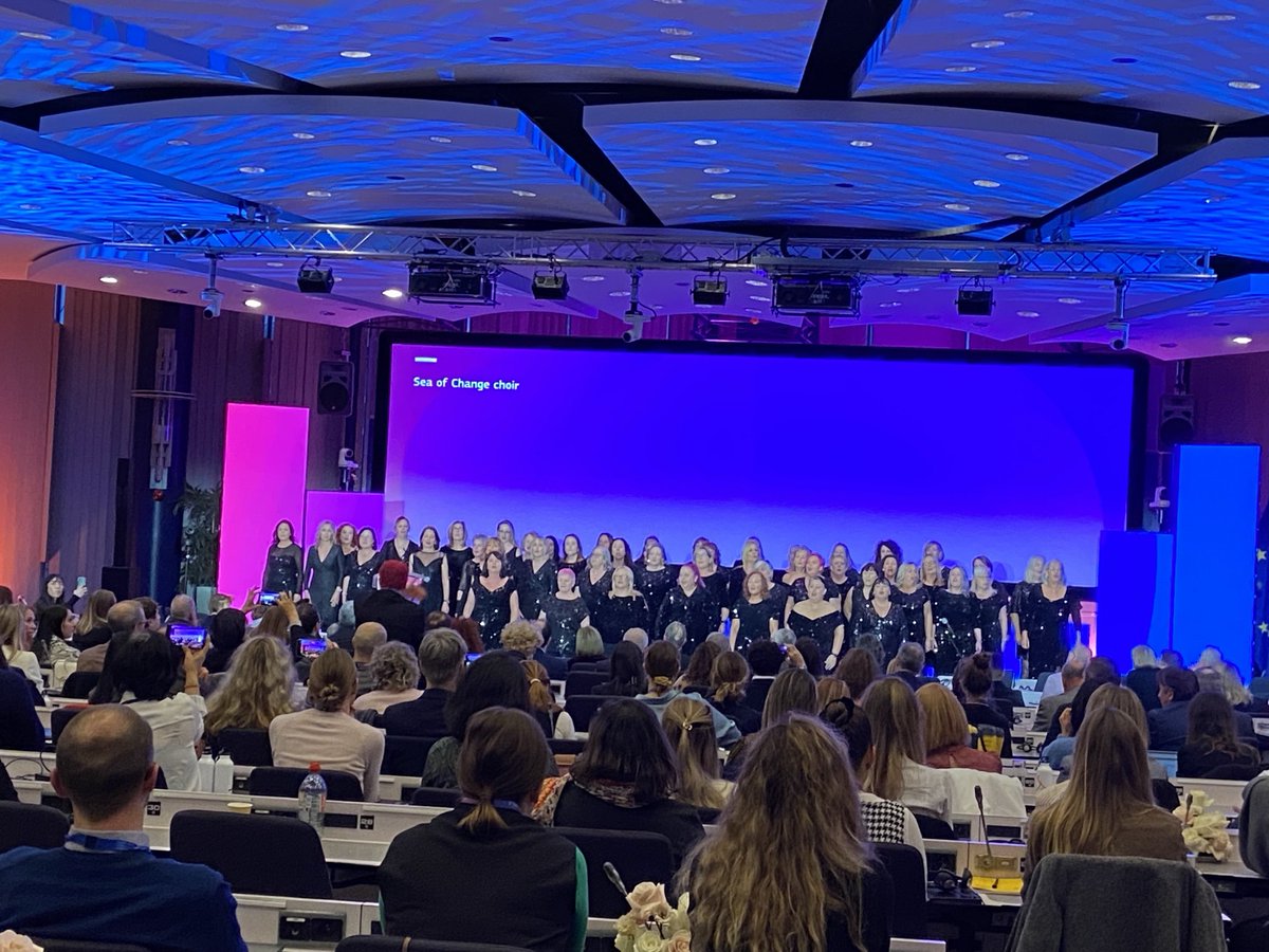 Sea of change choir - beautiful!! Well done ladies and thanks for sharing your courage in the #fight against #cancer ⁦<a href="/EU_Commission/">European Commission</a>⁩
