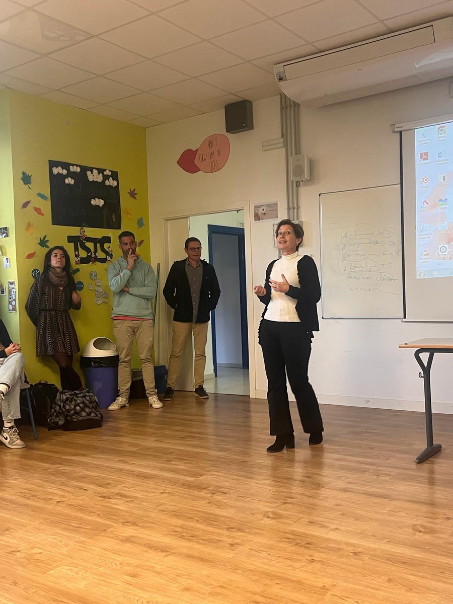 fpvedrunasev's tweet photo. Ayer nuestro alumnado de #Dietética e #IntegracionSocial tuvieron la alegría de volver a recibir a nuestro querido y mediático @pabloojedaj, antiguo alumno de Dietética, al que damos las gracias por abrirse desde su vulnerabilidad, para contar al alumnado su experiencia…(sigue👇🏼 https://t.co/GmikJNhYyS