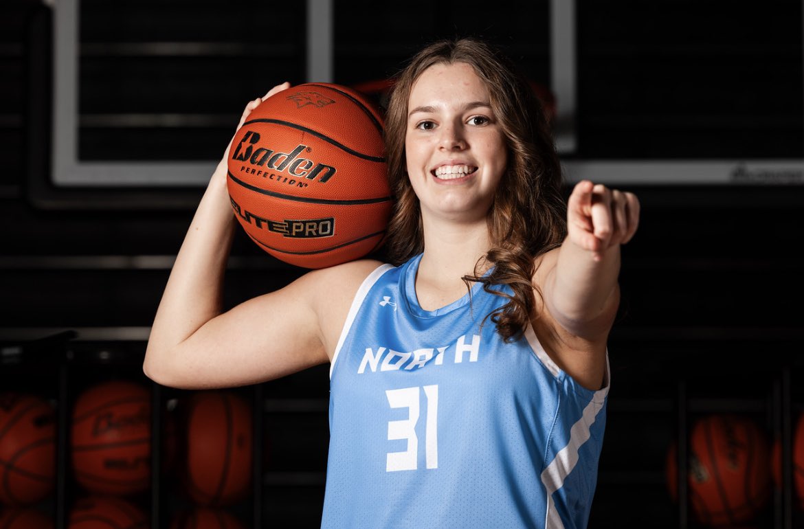Congratulations and very cool accomplishment for @McKennaMurphy31 After making 8 - 3s in last night’s game v. SSC it now gives her 200 made 3s for her HS career! Proud of you, McKenna! @ElkNorthGBB