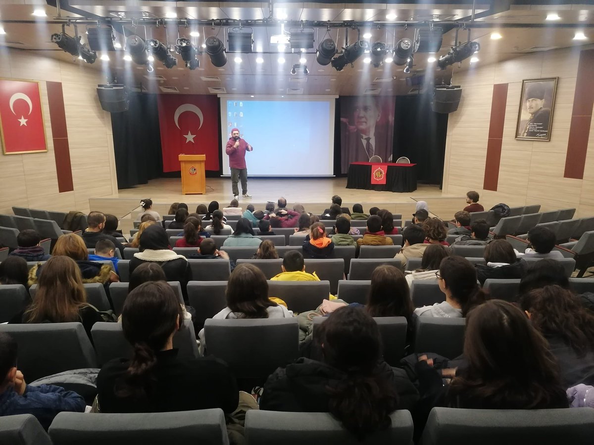 MucahitYentur's tweet photo. “İstanbul’da Tatil Çok Eğlenceli” 

Kadim şehrimizin tarihi dokusunu öğrencilerimizle buluşturmaya devam ediyoruz. Köklü eğitim kurumlarımızdan Kabataş Erkek Lisesi'nde yazar Melih Tuğtağ ile gerçekleştirdiğimiz söyleşide ortaokul öğrencilerimizle keyifli bir buluşma yaşadık. https://t.co/Ji9S6U8sun