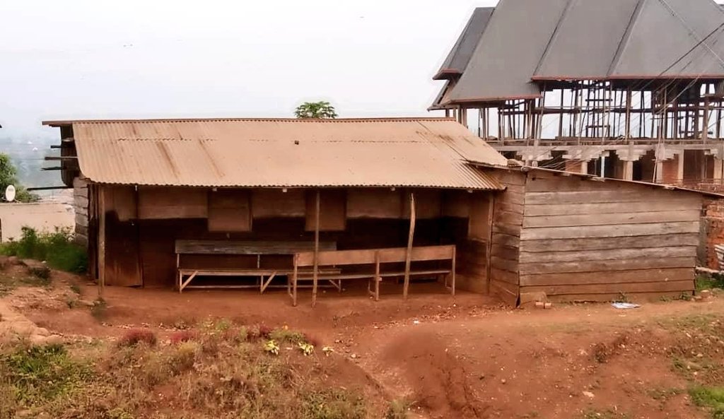 KamitugaSpace's tweet photo. #KAMITUGA_SK_RDC: C'est le Parquet près le  Tribunal de Grande Instance/KAMITUGA. Dans une région où plus de 10 societés exploitent les minérais, à l'occurance #BANDRO. Mais les infranstructures de base n'existent. @MinJusticeRDC @Presidence_RDC  

@JeffMwenyemali @MONUSCO https://t.co/h0EbGGf0z6
