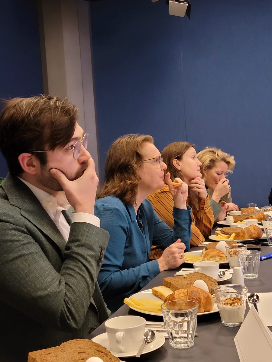 Een boeiende start van de dag bij #Nieuwspoort! Samen met Tweede Kamerleden en leiders in duurzaamheid bespraken we overgang naar een #CirculaireEconomie. 💬🌿 Inzichten over ketensamenwerking, uitdagingen en de toekomst tot 2050. #Duurzaamheid #Innovatie