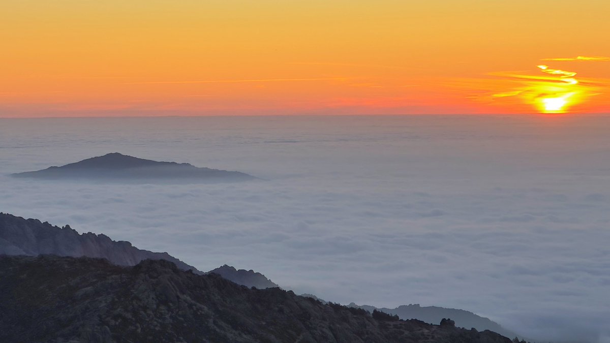 kaikuland's tweet image. Desgraciadamente estamos viviendo una meteo impropia de esta época del año, al menos disfrutamos de paisajes y situaciones que nos alegran la vista. #mardenubes #maliciosa