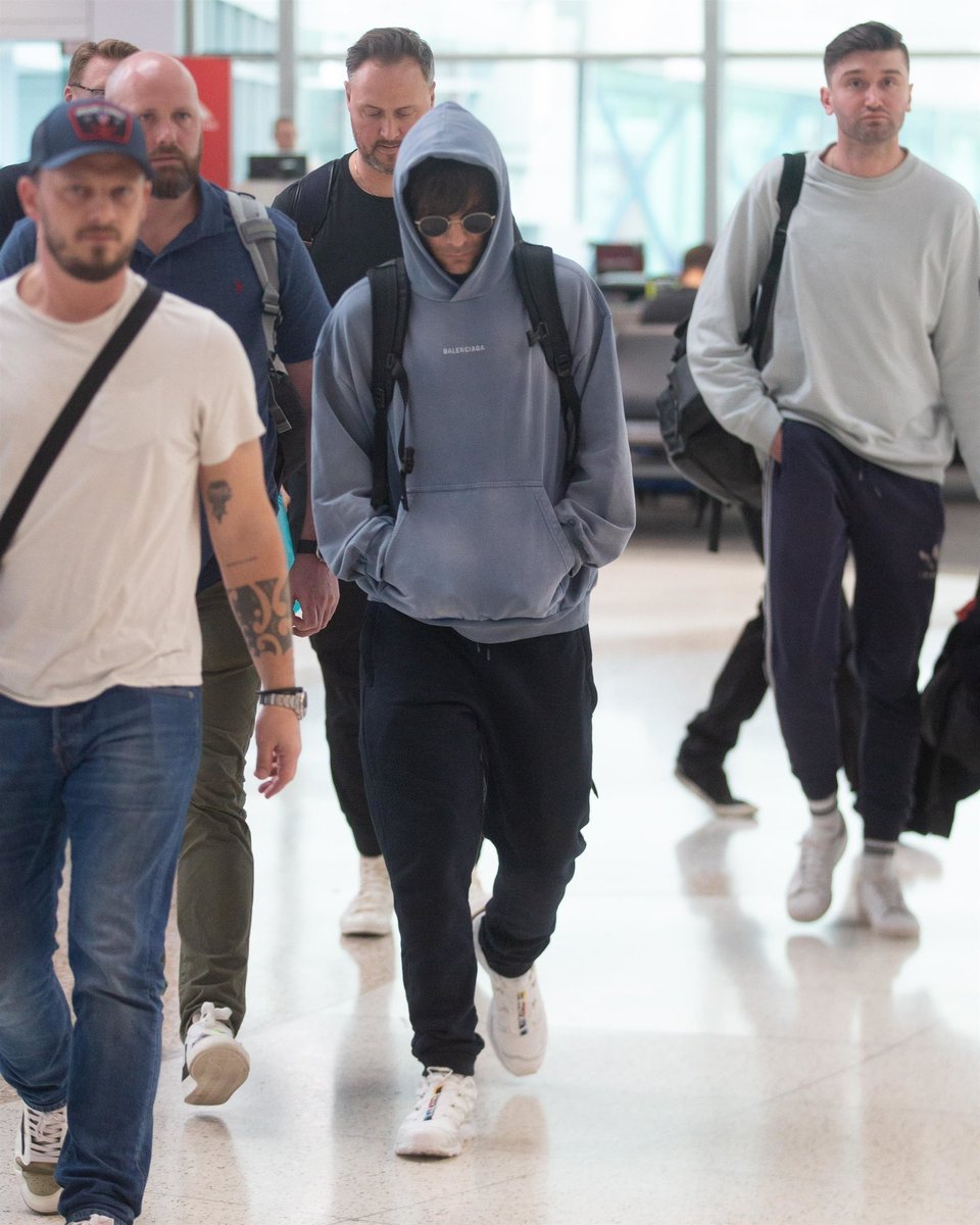 📸| Louis en el aeropuerto de Sydney 🖤