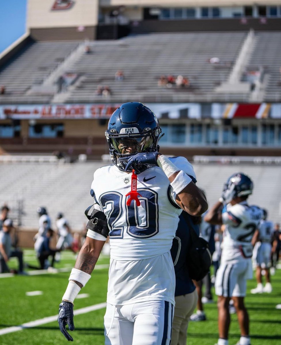 Blessed & honored to earn an offer from the University of Connecticut! #GoHuskies @GregBiggins @CoachDHilliard @ChadSimmons_ @BrandonHuffman @johnwdavis @adamgorney @Rivals_Jeff @CoachTroop3 @coach_o_sports