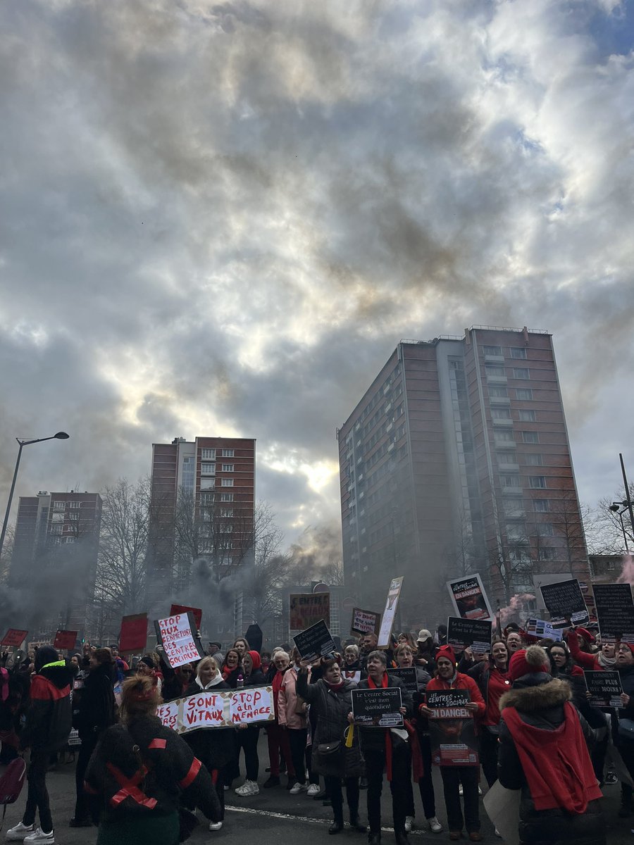 Nous étions près de 4️⃣0️⃣0️⃣0️⃣ à #Lille pour manifester notre soutien aux centres sociaux 💪

Dans la période, + que jamais, les acteurs du lien social doivent être soutenus et accompagnés. Il est urgent que le Gouvernement prenne la mesure de l’ampleur de la crise sociale !