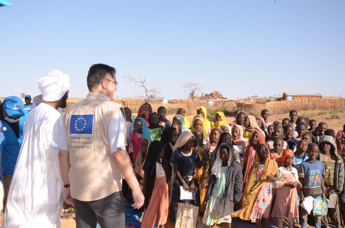 Les besoins humanitaires au #Tchad et au #Soudan sont stupéfiants. Lors de ma visite au #Tchad - où je suis venu délivrer un message de #solidarité🇪🇺 - j'ai annoncé un nouveau financement pour l'aide humanitaire en 2024: ➡️ 45 millions d'€ au 🇹🇩 ➡️ 72 millions d'€ au 🇸🇩