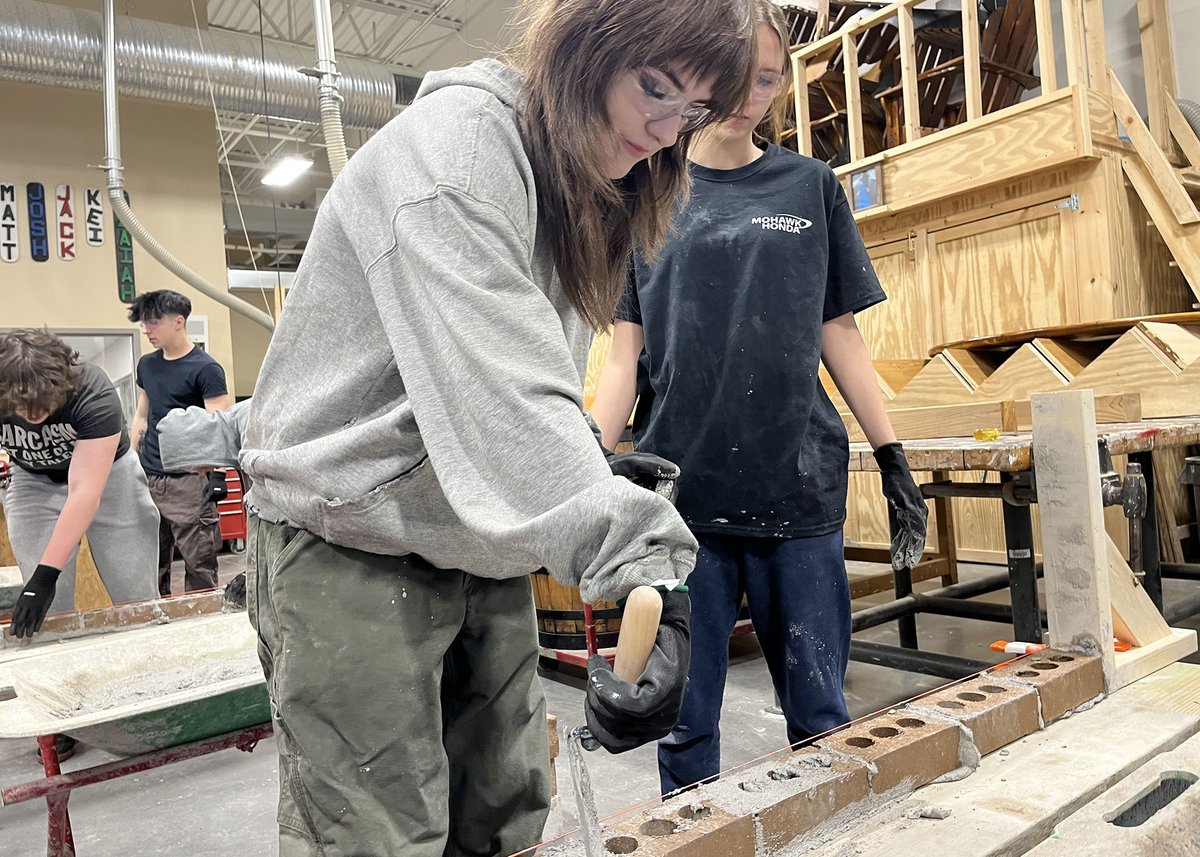 CareerTecTweets's tweet photo. Representatives of the @UNYmasonryinst &amp; @IUBAC are helping @CapRegionBOCES CTE students this week build a solid professional foundation &amp; put another brick in the wall of skills they know. Shown are @MohonCSD @NorthColonieCSD &amp; @SCSchools students
@BOCESofNYS https://t.co/P3dnndTh1R
