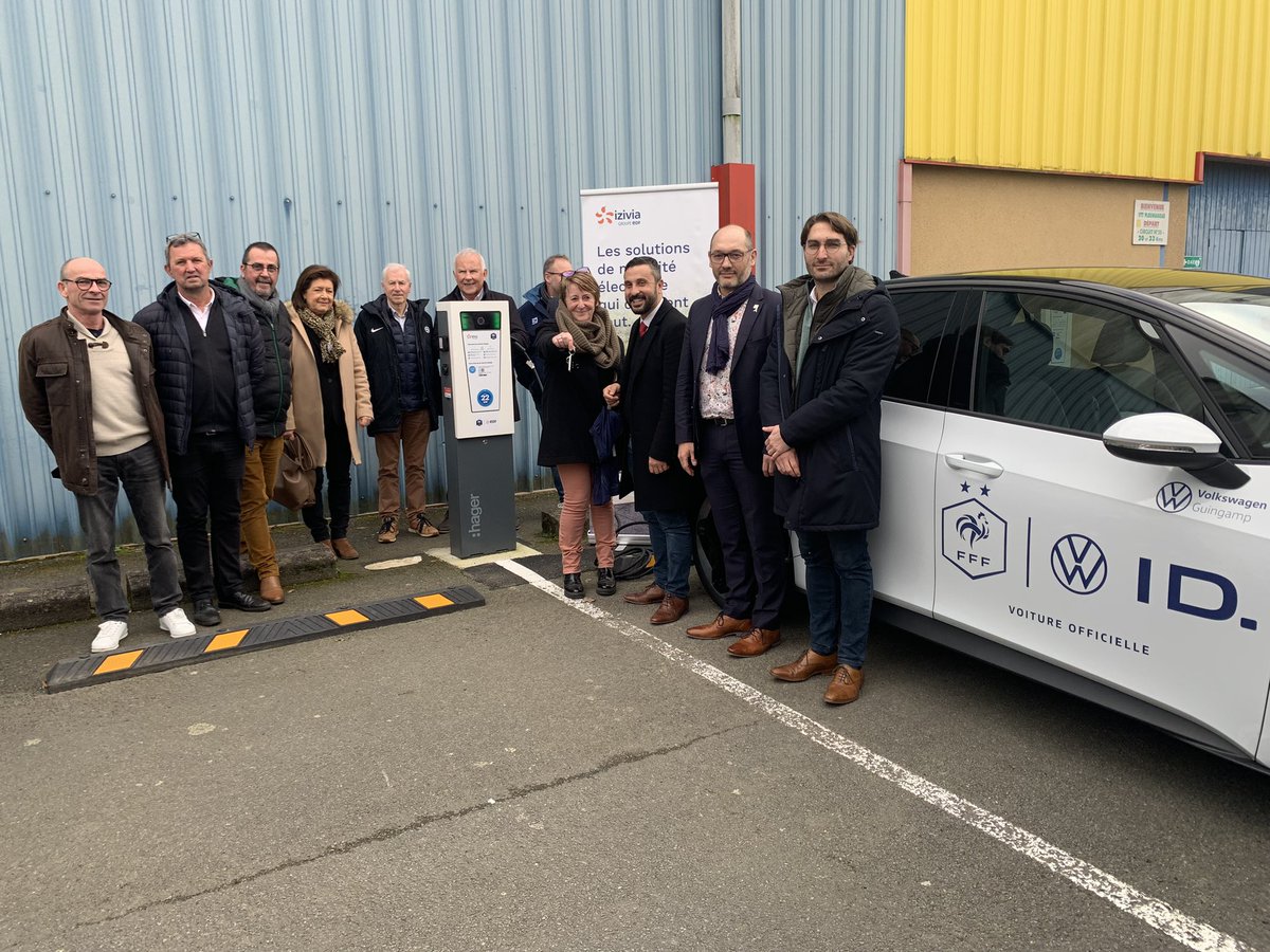 Ploumagoar, 1ère collectivité à bénéficier d’une aide financière de la <a href="/FFF/">FFF</a> pour la mise en place de bornes de recharge ! La mobilité douce, un sujet important pour la FFF et ses partenaires <a href="/vw_france/">Volkswagen France</a> <a href="/EDFofficiel/">EDF</a> <a href="/Izivia/">IZIVIA</a> cc @RCPloumagoar  fff.fr/article/11846-…