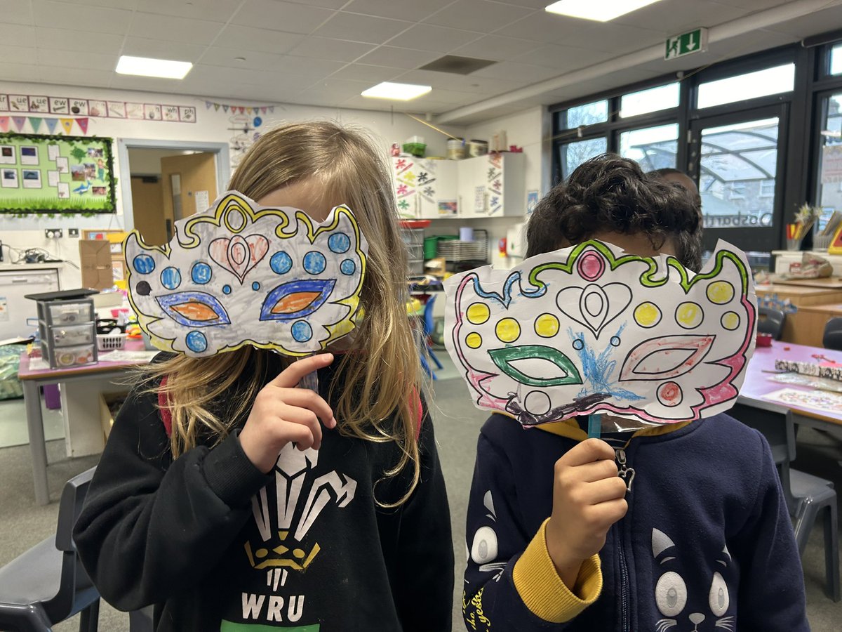 AStoryTimeClub's tweet photo. Linked to our current context #LETSINVESTIGATECARNIVAL we read this fun book and got creative making carnival masks! 🎭 @AdamsdownPrm https://t.co/z1N5Z0lr4j