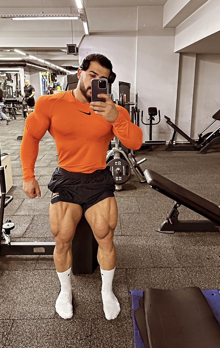 biggali90's tweet photo. Don’t skip leg day🦵😈 https://t.co/wgDPYqgl6R