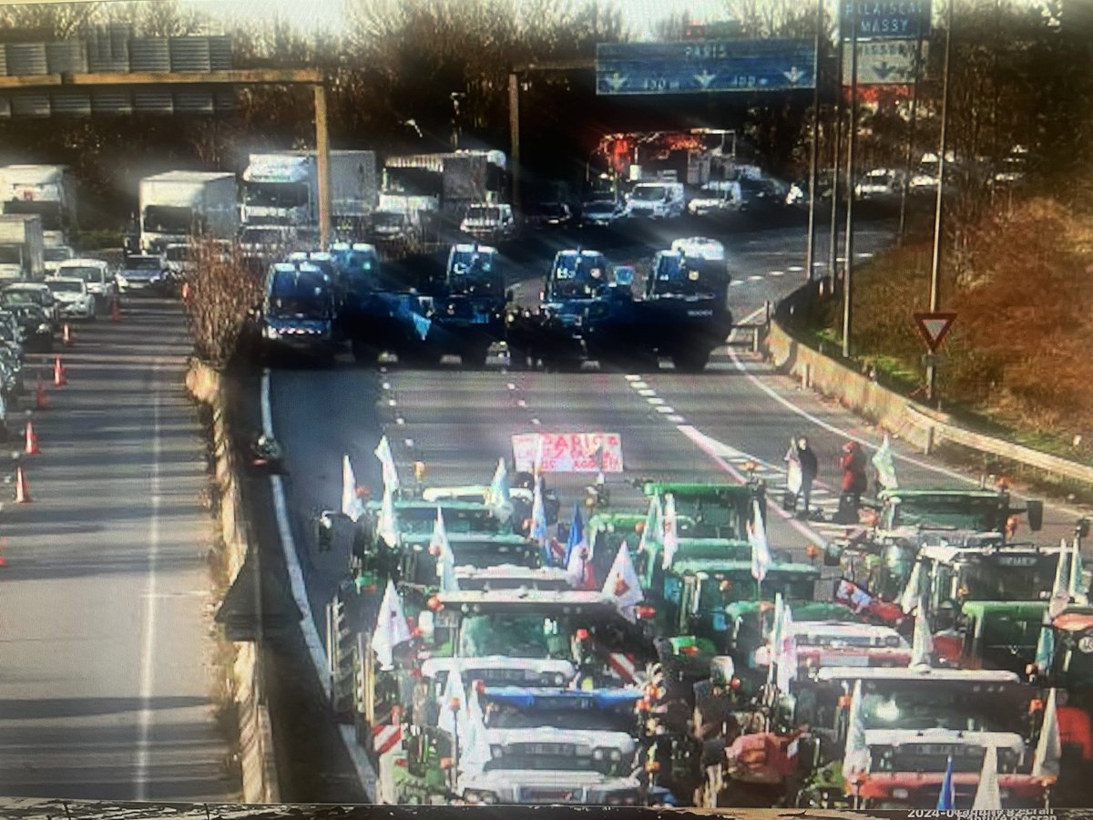 Grève de la police, la police bloque les autoroutes empêchant les agriculteurs d’aller labourer