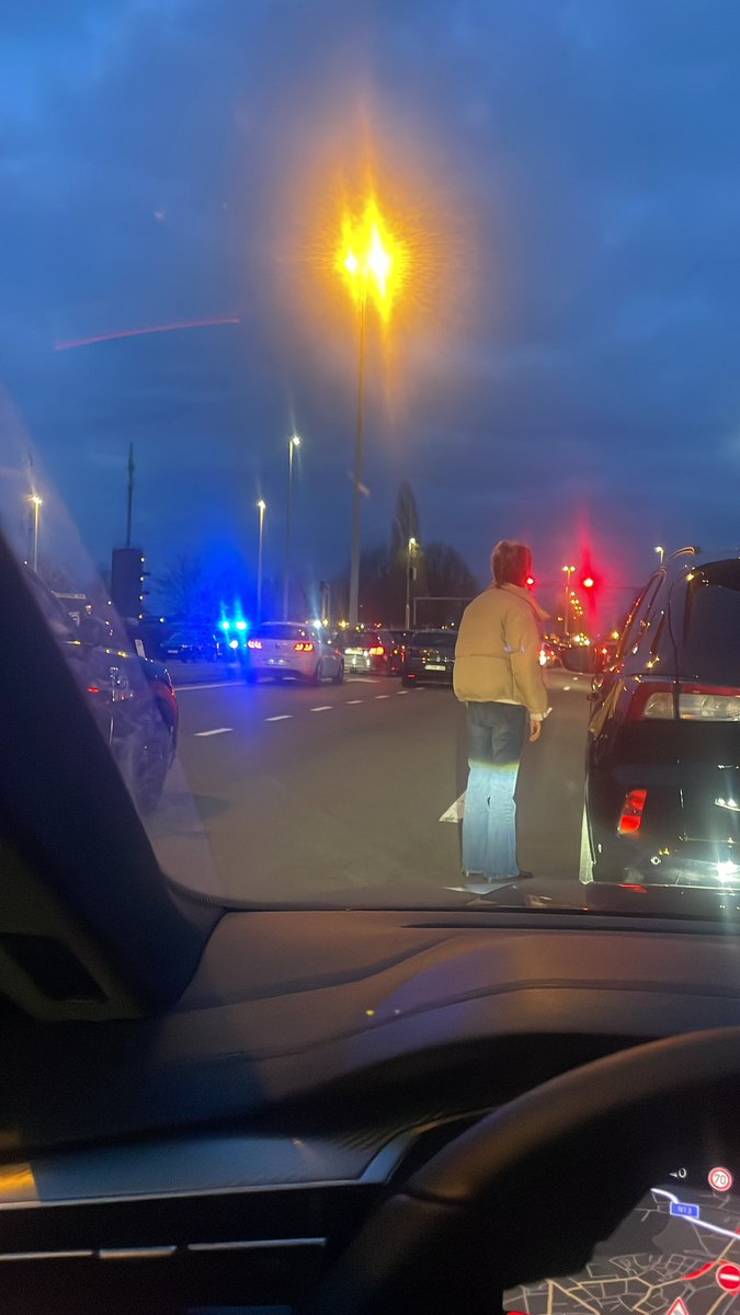 Vast door boerenactie. Dag 1: begrip en sympathie Dag 2: Begrip en frustratie. Dag 3: enkel frustratie en irritatie. Geen respect meer voor deze gijzelnemers. Openbreken en oppakken voor breken wet <a href="/Boerenbond/">Boerenbond</a> <a href="/HLN_BE/">HLN.BE</a> <a href="/de_NVA/">N-VA</a> <a href="/cdenv/">cd&v</a>