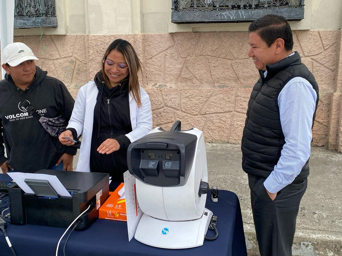 DTransitoPNC's tweet photo. 👮🏼🚔El Jefe del Departamento de #TránsitoPNC, Edgar Mazariegos, supervisa la jornada móvil de renovación y reposición de licencias de conducir de @MAYCOMGT como parte del plan estratégico de seguridad por la #CaravanaDelZorro https://t.co/YBSXzKNY9U