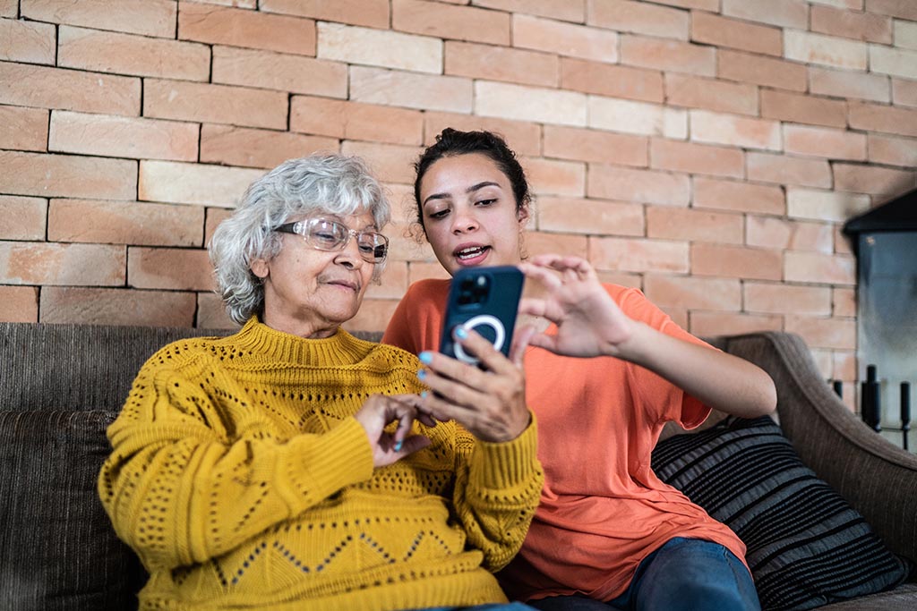 Social media can help people with #dementia keep in touch with their friends and find out what is happening locally.

New research highlights the need for carers to have guidance on social media use.

Read more: news.joindementiaresearch.nihr.ac.uk/research-on-ca…