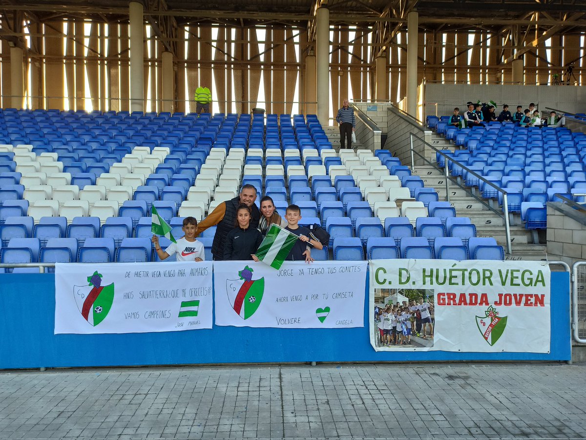 Esto... ¡¡<a href="/CD_HuetorVega/">CD Huétor Vega</a>, se os han escapado unos fans y han venido a animar a <a href="/JorgeColacio/">Jorge Sánchez</a>, <a href="/AntoSalva5/">Antonio Salvatierra</a>, <a href="/danisalva9/">Dani Salvatierra</a> y a la #AndaluzaSénior <a href="/RFAF/">RFAF</a> para llegar a la Fase Final de la #CopaRegionesUEFA!!