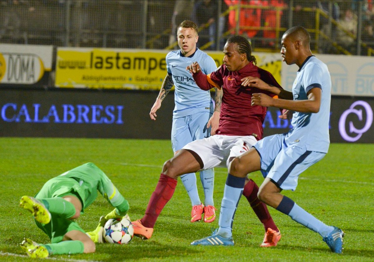 🔎 Una vecchia foto che abbiamo trovato in archivio di Angelino! 📸

🔙 Youth League, 2014-15
📄 asroma.com/it/notizie/703…

#ASRoma