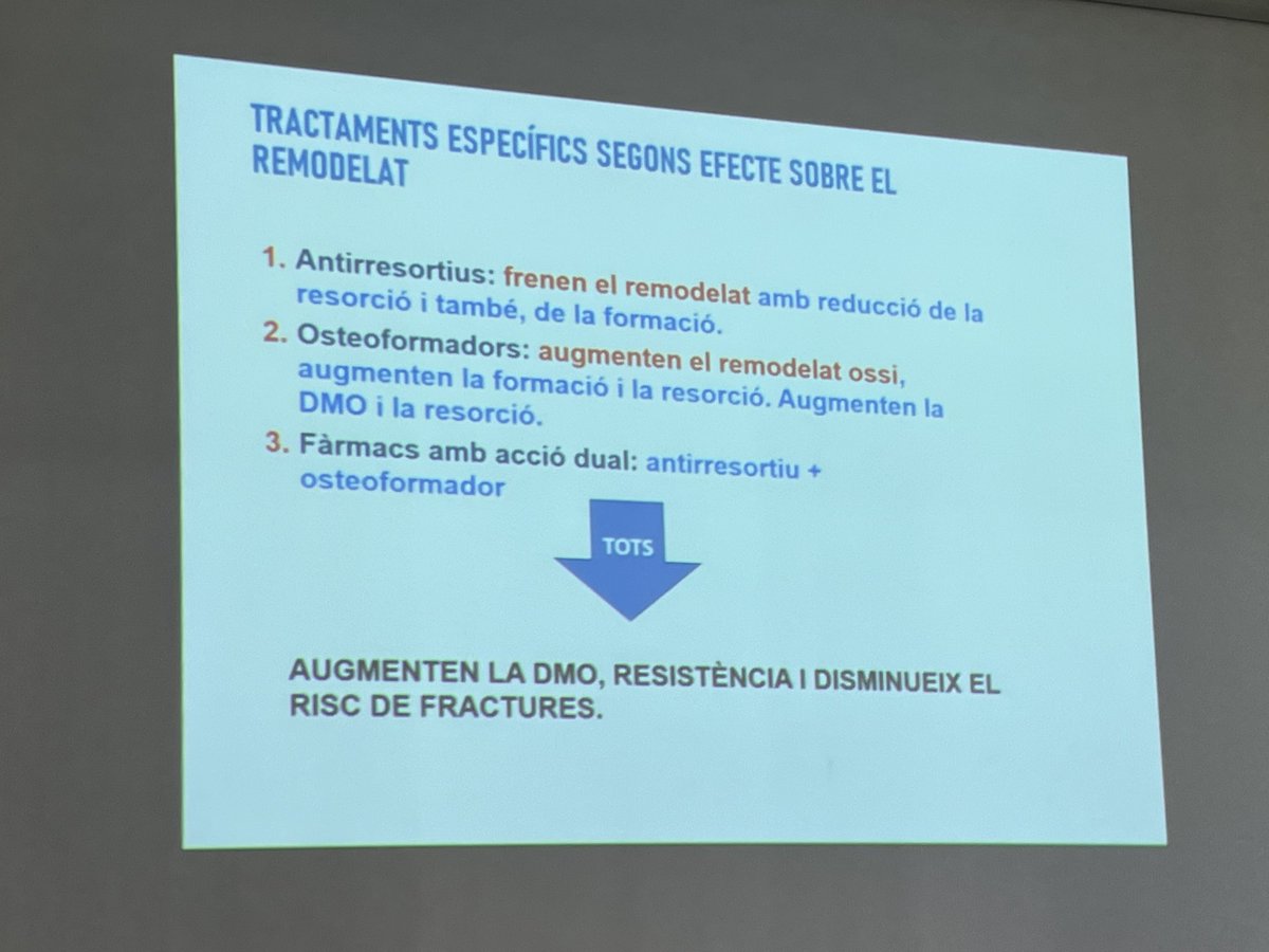 medinternahv's tweet photo. Excelente y dinámica sesión de la Dra Ovejero sobre Osteoporosis 🦴 

Pensar en ella (factores de riesgo, fx vertebrales, AP o AF de fracturas…), prevenir (ejercicio, reposición Calcio 🥛 y vitamina D) y cuando hace falta iniciar tto!!

#osteoporosis https://t.co/eAtyqbOhC3