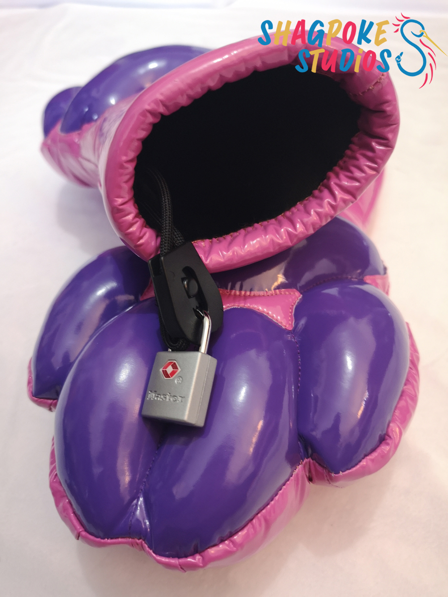 ShagHarder's tweet photo. Lovely shiny trappy mitts for a client ✨🔒
#murrsuit https://t.co/lR3lklDwak