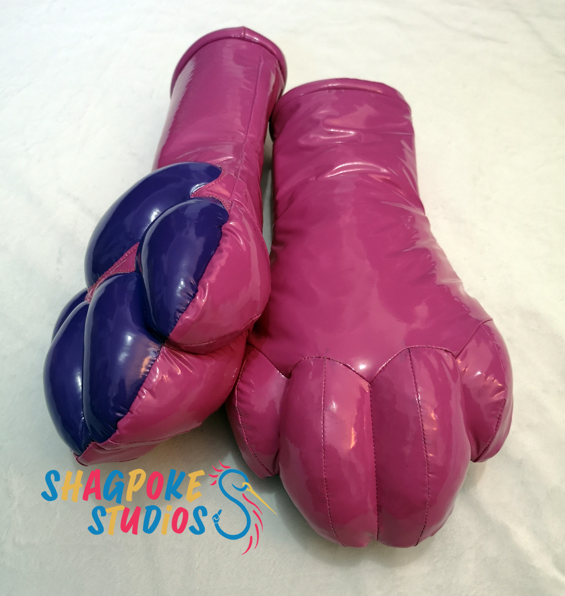 ShagHarder's tweet photo. Lovely shiny trappy mitts for a client ✨🔒
#murrsuit https://t.co/lR3lklDwak