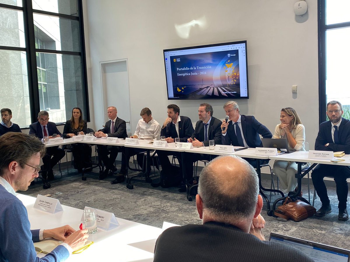 Junto a 🇩🇪 y <a href="/el_BID/">Banco Interamericano de Desarrollo</a> nuestra embajada 🇩🇰 coordina el grupo de donantes en sector energético en 🇨🇴. Excelente reunión ayer con el ministro <a href="/andrescamachom_/">Andrés Camacho M.</a> <a href="/EleoBe/">Eleonora Betancur</a> y sus equipos sobre el portafolio de la transición energética y cómo la cooperación internacional puede apoyar. (1/2)