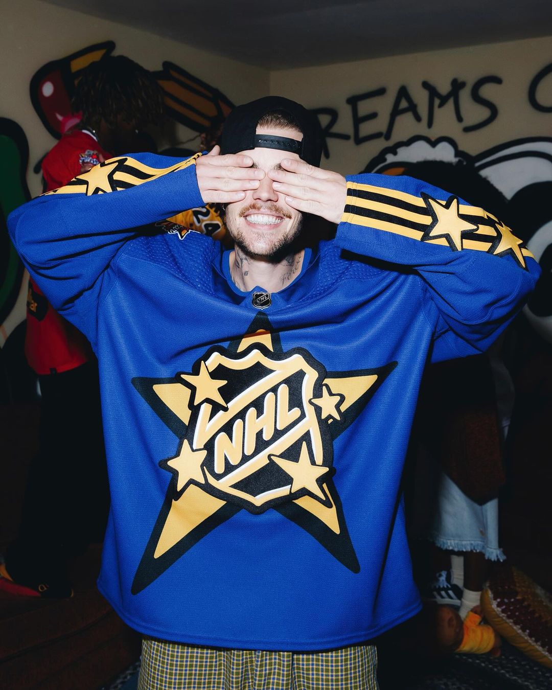 Sonica on X Justin Bieber anuncia una nueva linea de jerseys Adidas NHLAllStar disenadas por el mismo y Drew House. No es musica nueva pero se agradecen sus fotos nuevas https t D4bl91Qf9q