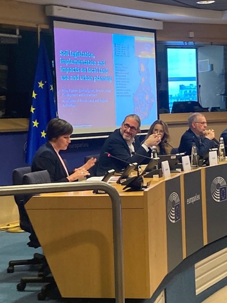 Council of European Municipalities and Regions (@ccrecemr) on Twitter photo Today at the "Soil Monitoring for Better Knowledge" event, <a href="/miirariipinen/">Miira Riipinen 🌱🏳️🌈🇫🇮❤️🇺🇦🇪🇺♻️</a> stated:
"Urban planning and land use is a key element of local autonomy - EU Soil legislation must allow to decide locally where to build and not to build."
#Soils #LocalGov #soilmonitoring Today at the "Soil Monitoring for Better Knowledge" event, <a href="/miirariipinen/">Miira Riipinen 🌱🏳️🌈🇫🇮❤️🇺🇦🇪🇺♻️</a> stated:
"Urban planning and land use is a key element of local autonomy - EU Soil legislation must allow to decide locally where to build and not to build."
#Soils #LocalGov #soilmonitoring