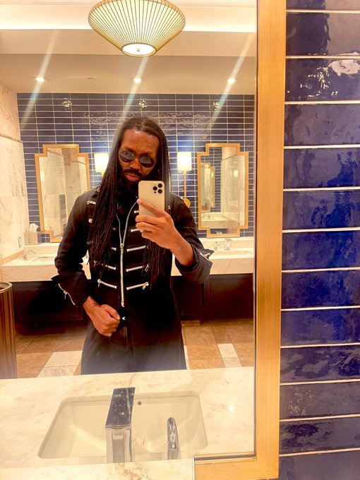 The AVN awards was dope but I still love bathroom selfies 😈 https://t.co/S3bc9XxhZI