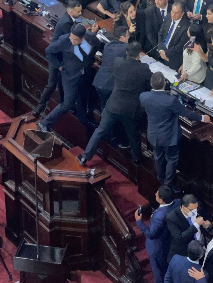 Ald4na3LIAS's tweet photo. @CrticaConstru20 Si ya  está pasando, lo que pasó en la USAC es solo la copia de lo que hicieron en el congreso para imponer su voluntad, como siempre lo han hecho esos miserables. https://t.co/7sA23xTtg1