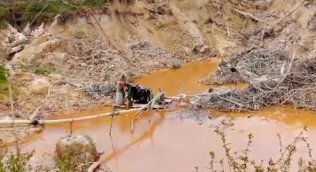 Orgulloso de mi #FANB, nos encontramos desplegados en el Alto Orinoco en misiones de patrullaje y escudriñamiento ejerciendo soberanía. Desmantelada mina ilegal en donde destruimos material logístico. Desmontando la mentira mediática
#ONG 
#NoALaDesinformación 
#VenezuelaSoberana