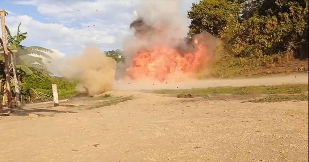 ¡El que tenga ojos que vea!
Venezuela es un Estado soberano y los soldados de la #FANB no permitiremos la extracción ilegal de nuestros recursos. Pista clandestina, avión, repuestos y combustible DESTRUIDOS en Alto Orinoco.
Desmontando la mentira mediática
#NoALaDesinformación