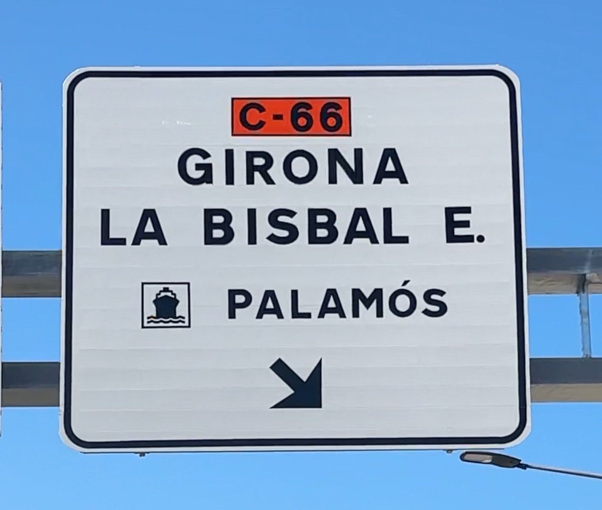 senyorfont's tweet photo. 🎉 Ho hem aconseguit!!! 🎉

Després de tot el rebombori, aquest matí ens hem llevat amb el cartell corregit! Amb l’accent correcte i el punt a la E! 😂 https://t.co/eOVGV6oDfr