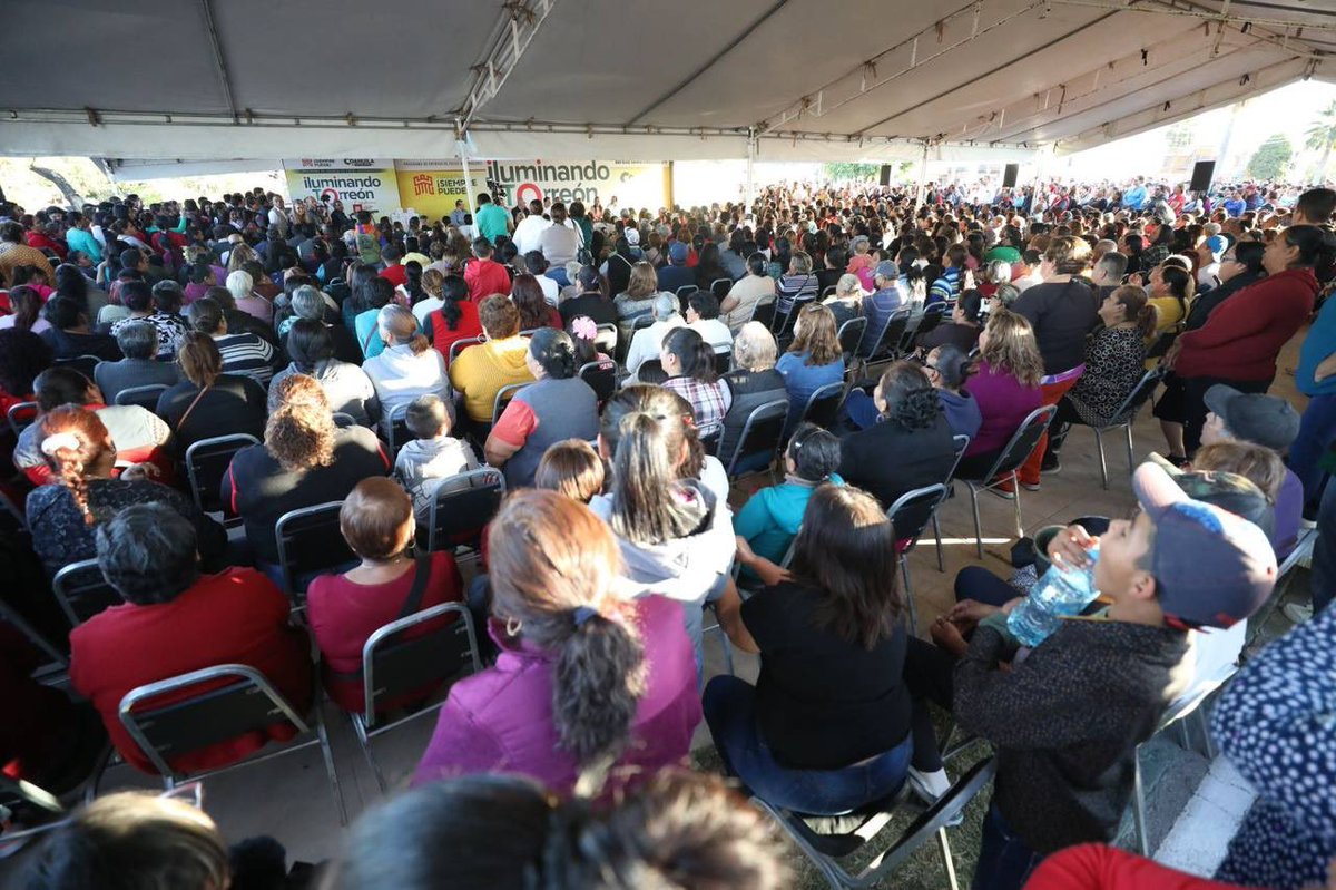 manolojim's tweet photo. Cerramos en #Torreón una gran gira por la Laguna, muchas gracias por tan cálido recibimiento. Junto con el alcalde @RomanCepeda iniciamos el programa “Iluminando Torreón” con el que entregamos paquetes de focos ahorradores. (1/2) https://t.co/GZTKdRp97L
